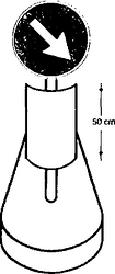Fig. II 472 — DELINEATORE SPECIALE DI OSTACOLO